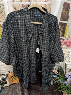 Black Plaid Short-Sleeve Button-Down Shirt